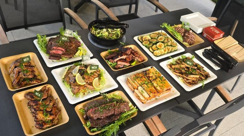新加坡派对上，Shiok BBQ 助手套餐的烤牛排、蔬菜和配菜托盘