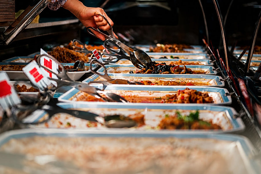 新加坡 Shiok BBQ 自助餐上，用夹子供应的一长排亚洲菜肴